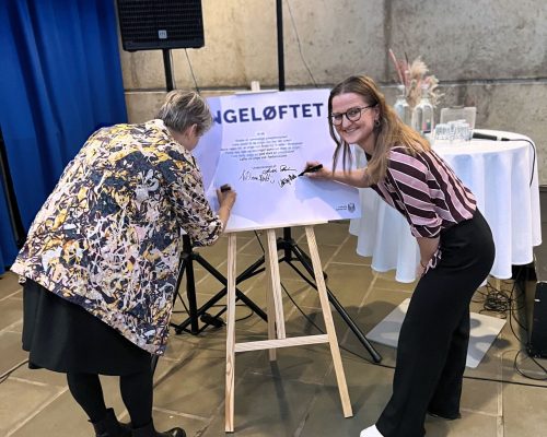 Leder af Fundamentet Vibeke Thorup Bertelsen underskriver Ungeløftet